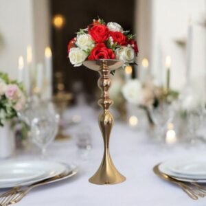 Vase bougeoir doré 2-en-1 pour une décoration de table chic et raffinée. Idéal pour mariage, réception ou événement élégant.