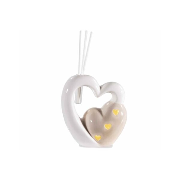 Diffuseur de parfum en céramique avec deux cœurs entrelacés, placé sur une table élégamment décorée de fleurs – décoration romantique pour mariage ou dîner festif.