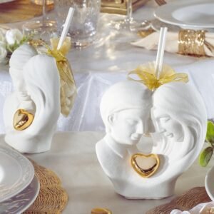 iffuseur de parfum en céramique blanche représentant un couple amoureux avec cœur doré, posé sur une table de fête – décoration romantique et raffinée.