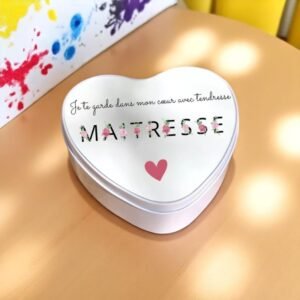 Cadeau maîtresse : boîte cœur en métal avec inscription 'Je te garde dans mon cœur avec tendresse' et décor floral, parfait souvenir de fin d’année scolaire